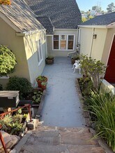 1035 Underhills Rd in Oakland, CA - Building Photo - Building Photo