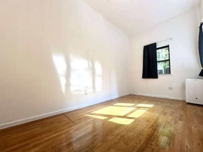 306 W 106th St