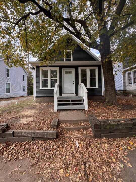 220 W Brown Ave in Bellefontaine, OH - Foto de edificio