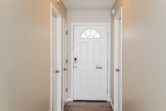 4613 Lunenburg Dr in Louisville, KY - Foto de edificio - Building Photo