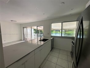 6910 Holly Rd in Miami Lakes, FL - Building Photo - Building Photo