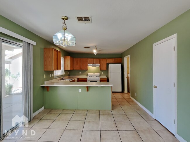 695 Emerald City Ave in Las Vegas, NV - Building Photo - Building Photo