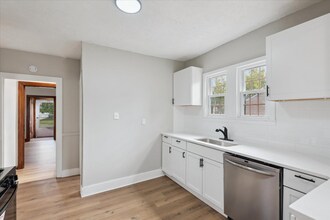 174 E 196th St in Euclid, OH - Building Photo - Building Photo