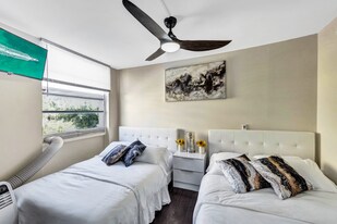 710 Washington Ave in Miami Beach, FL - Building Photo