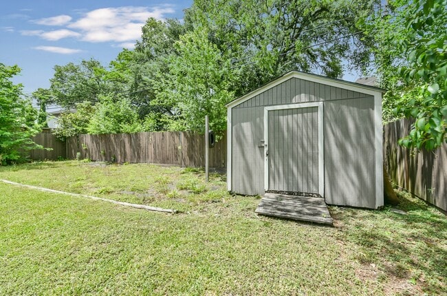 4702 Maple St in Bellaire, TX - Building Photo - Building Photo