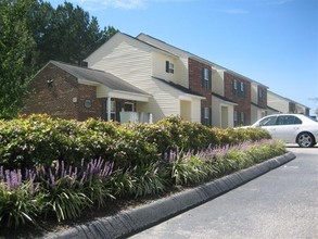 Meredith Square Townhomes in Lillington, NC - Foto de edificio - Building Photo