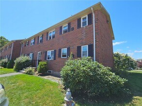 70 Carroll Ave in Newport, RI - Building Photo - Building Photo