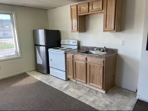 811 3rd St, Unit Front Apt in New Martinsville, WV - Building Photo - Building Photo