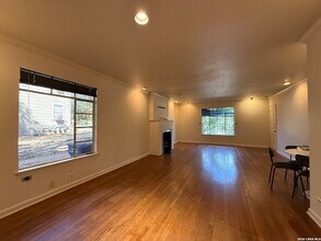 230 E Mulberry Ave in San Antonio, TX - Foto de edificio - Building Photo