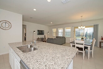 5277 Oakbourne Ave in Davenport, FL - Foto de edificio - Building Photo