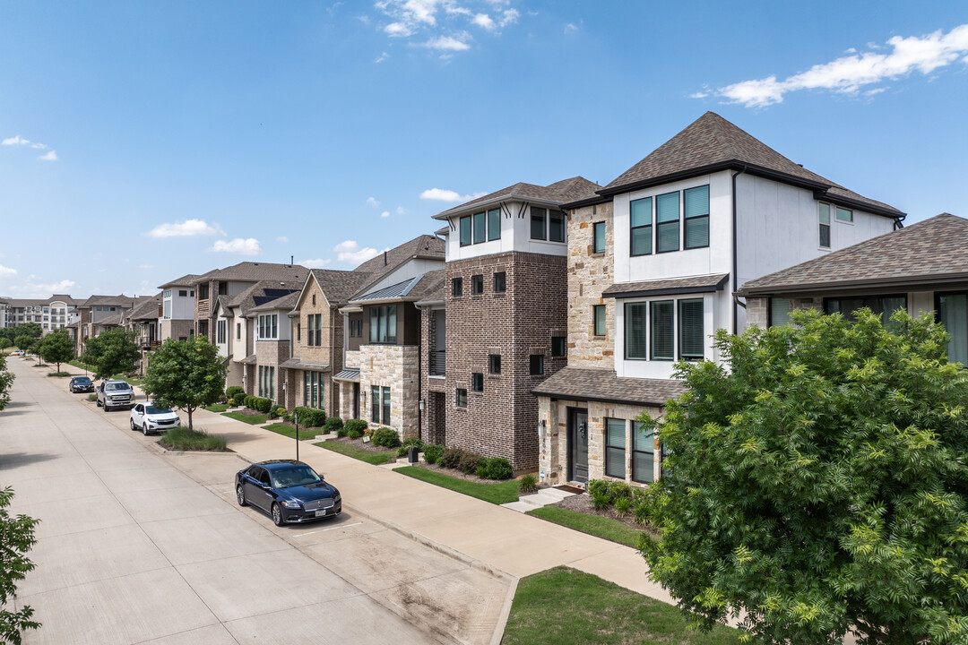 Commodore at Preston in Plano, TX - Building Photo