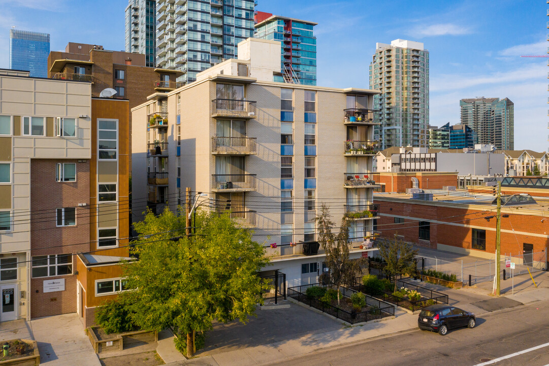 214 15th Ave SW in Calgary, AB - Building Photo