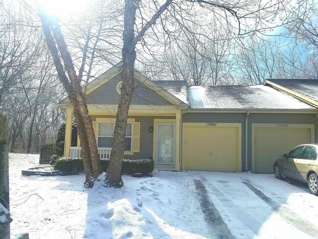 property at 13902 S Oakdale Ct