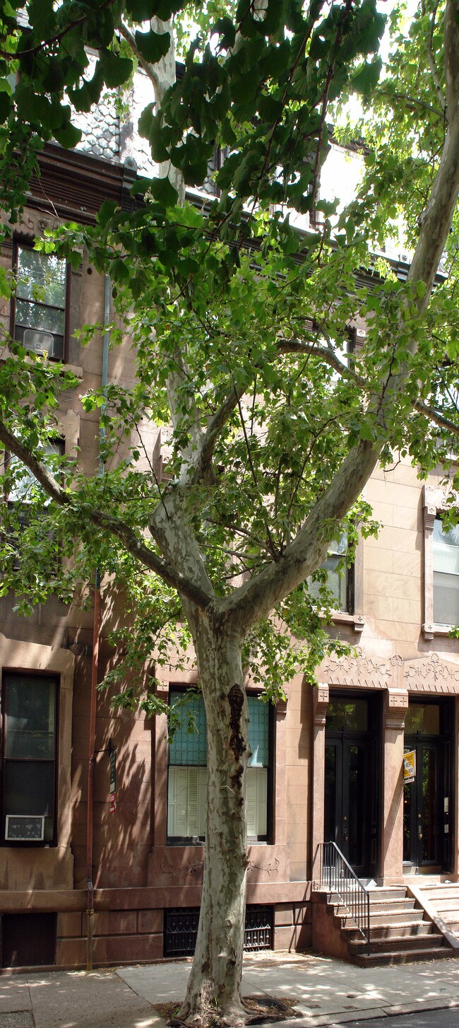 2043 Spruce St in Philadelphia, PA - Foto de edificio - Building Photo
