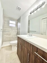 430 NW 51st Ave in Miami, FL - Foto de edificio - Building Photo