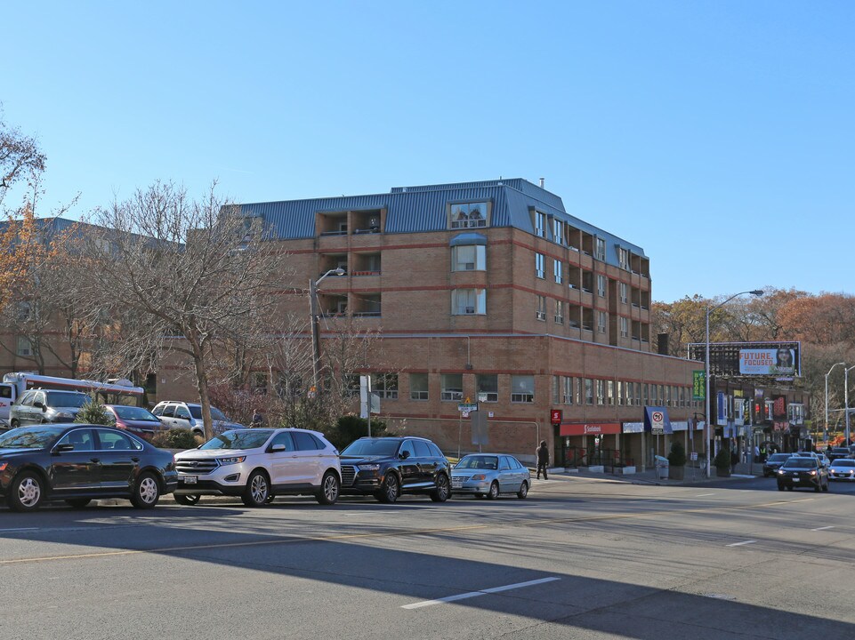 1709 Bloor St W in Toronto, ON - Building Photo