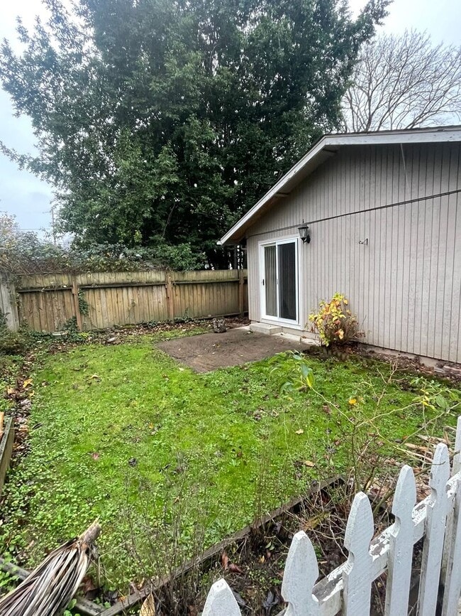 198 E Milton St in Lebanon, OR - Building Photo - Building Photo