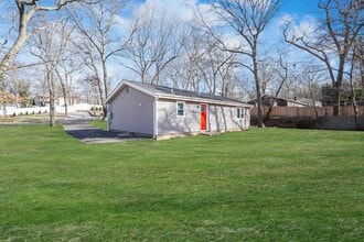 112 Maple Ln in Medford, NY - Building Photo - Building Photo