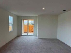 10123 Ludmila Wy in Elk Grove, CA - Building Photo - Building Photo