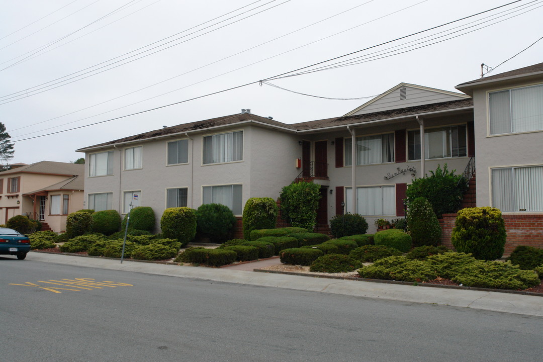 216 Millwood Dr in Millbrae, CA - Foto de edificio