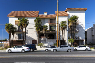 7625 Reseda Blvd in Reseda, CA - Foto de edificio - Building Photo