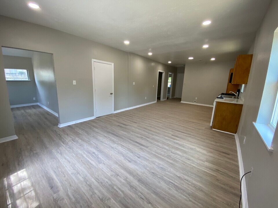 200 E Freeman St in Ennis, TX - Foto de edificio