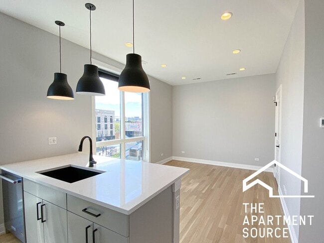 1050 W Cornelia Ave, Unit 402 in Chicago, IL - Foto de edificio - Building Photo