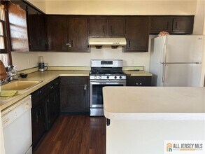 575 Allgair Ave in North Brunswick, NJ - Building Photo - Building Photo