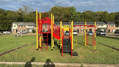 Classic Villas in Montgomery, AL - Building Photo - Building Photo