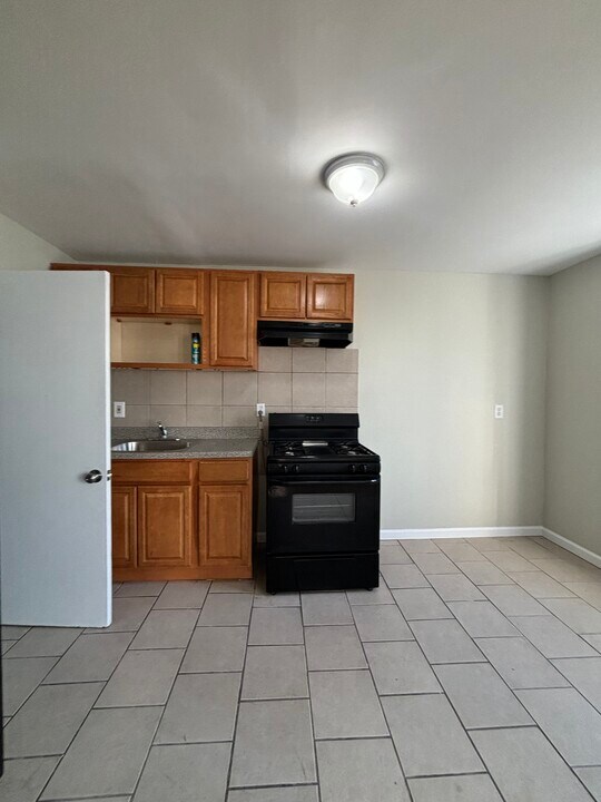 75 N 9th St, Unit 5 in Newark, NJ - Building Photo