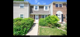 936 Cardiff Ct in Schaumburg, IL - Building Photo