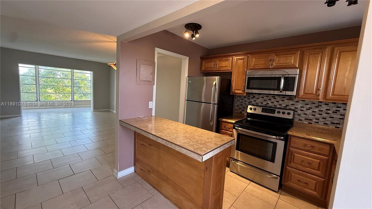 8500 Sunrise Lakes Blvd in Sunrise, FL - Building Photo