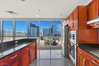4525 Dean Martin Dr in Las Vegas, NV - Building Photo - Building Photo