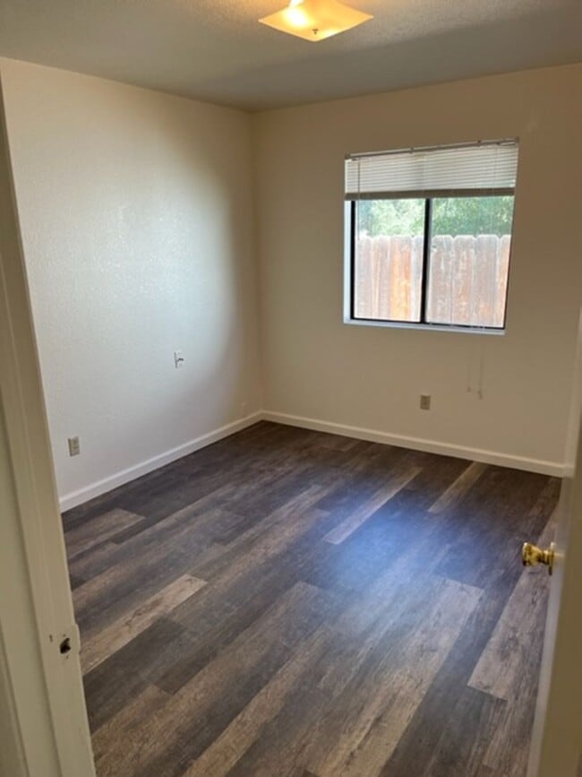 932 W 7th St in Hanford, CA - Building Photo - Building Photo