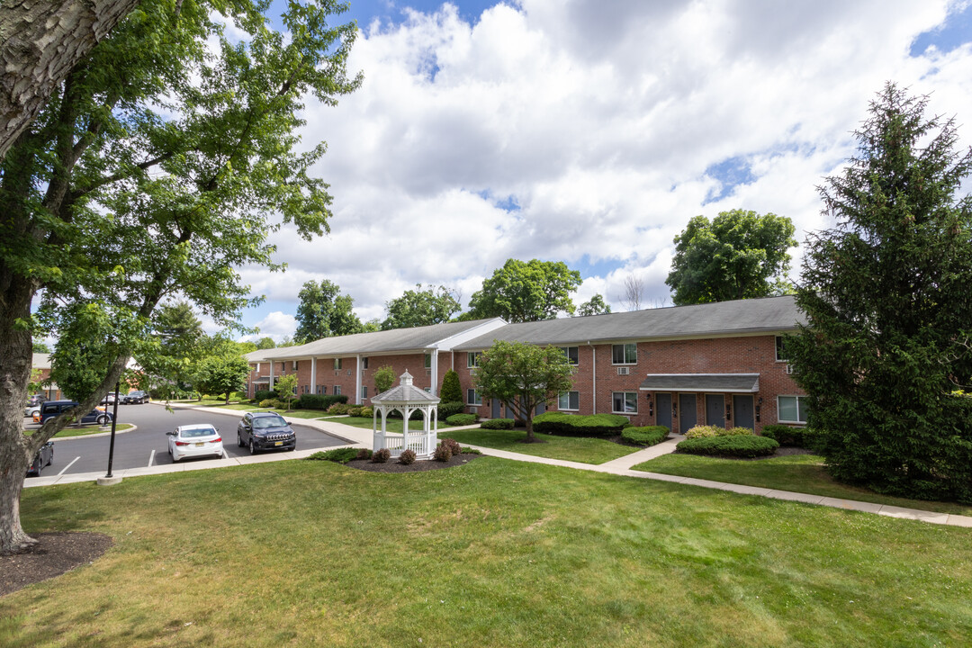 Academy Woods Apartments in Florence, NJ - Foto de edificio