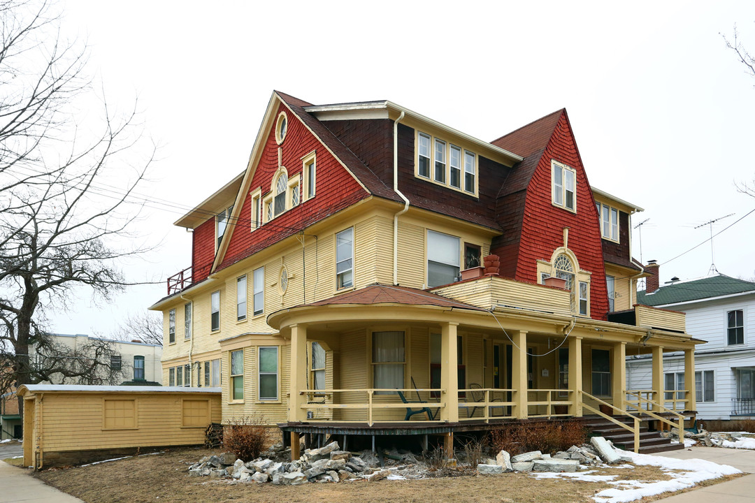 70 S Chapel St in Elgin, IL - Building Photo