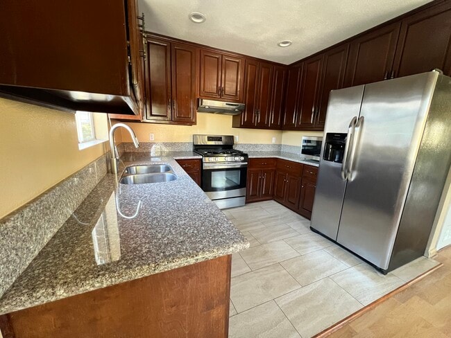 5646 La Mirada Ave, Unit 2 in Los Angeles, CA - Building Photo - Building Photo