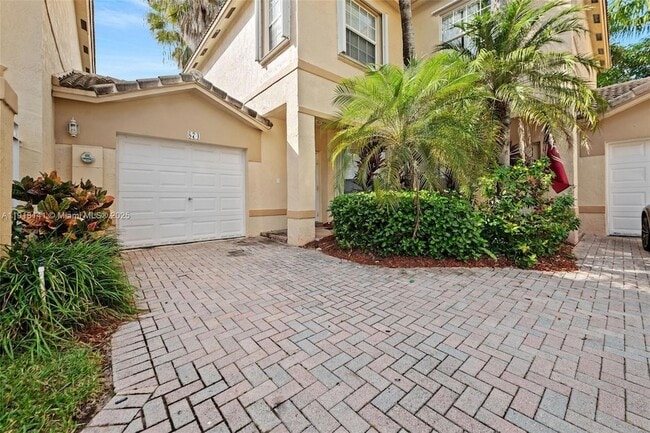 874 NW 170th Terrace in Pembroke Pines, FL - Foto de edificio - Building Photo