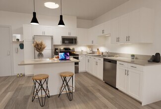 HoM Flats at 24 East in Holland, MI - Foto de edificio - Building Photo