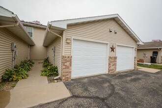 6134 S Pointe Dr SW in Rochester, MN - Building Photo - Building Photo