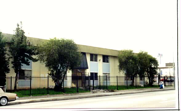 840 W Imperial Hwy in Los Angeles, CA - Building Photo