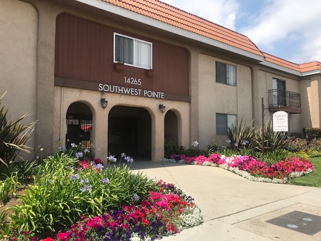 Southwest Pointe Apartments in Arleta, CA - Foto de edificio