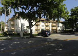 Holly House Apartments in North Miami, FL - Building Photo - Building Photo