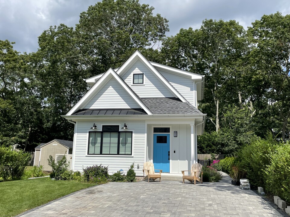 7 Shinnecock Ave in East Quogue, NY - Building Photo