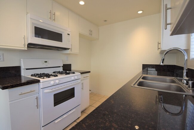 5002 Tujunga Ave in Los Angeles, CA - Foto de edificio - Building Photo