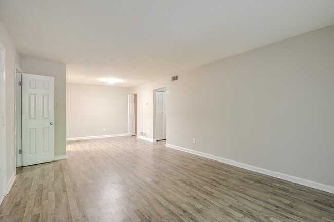 Royal Manor in Decatur, GA - Building Photo - Interior Photo