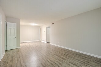 Royal Manor Apartments in Decatur, GA - Building Photo - Interior Photo