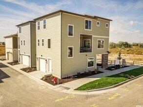 12 S Rio Grand Ave in Farmington, UT - Building Photo - Building Photo