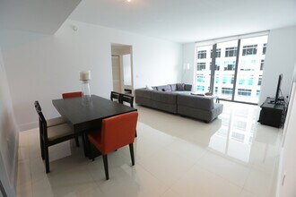 950 Brickell Bay Dr, Unit 1404 in Miami, FL - Building Photo - Building Photo