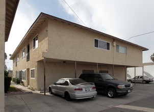 1811 W Crestwood Ln in Anaheim, CA - Building Photo - Building Photo